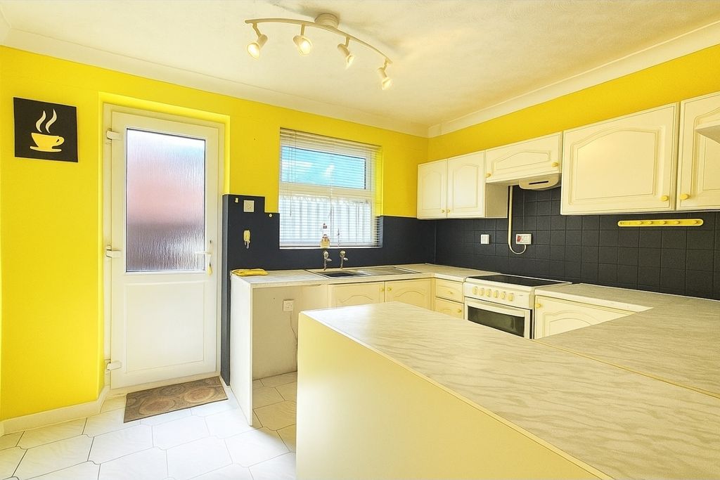 Property photo 2 of 10 Kitchen