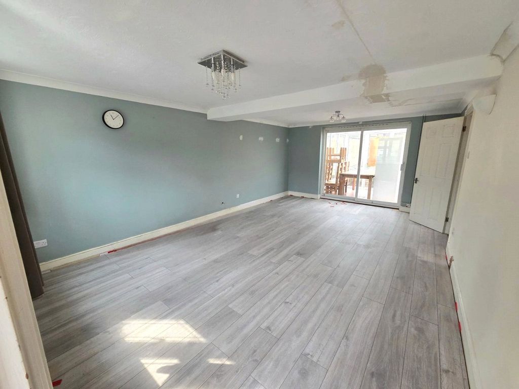 Property photo 2 of 8 Lounge