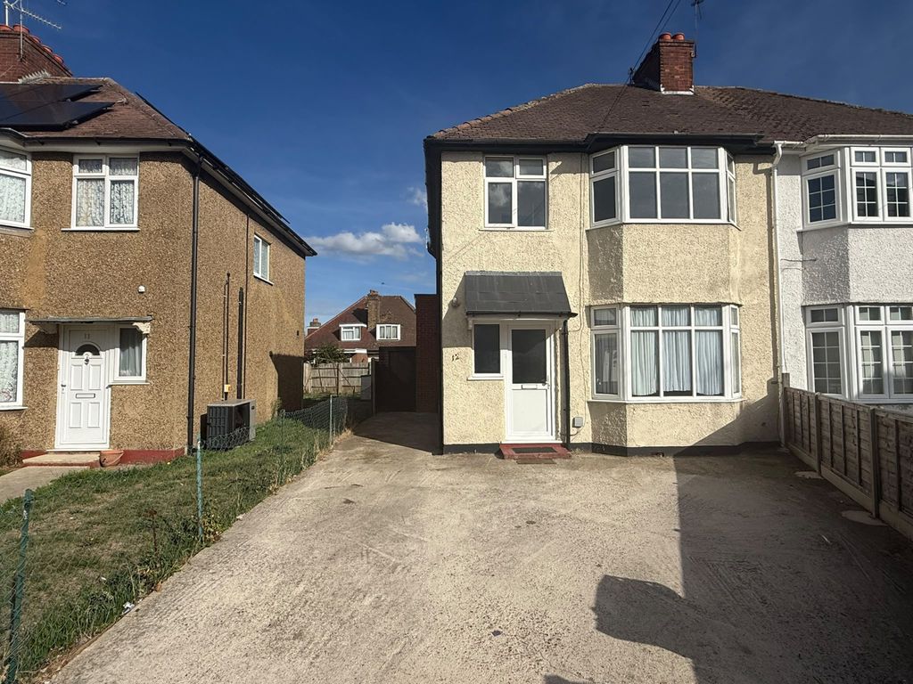 Property photo 1 of 20 Semi-Detached House To Rent Cromer Close, Uxbridge Ub8