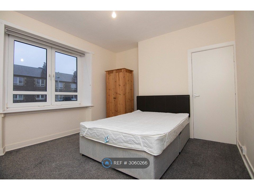 Property photo 1 of 8 Main Bedroom With Bed And Wardrobe