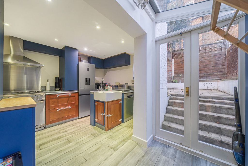 Property photo 2 of 29 Kitchen