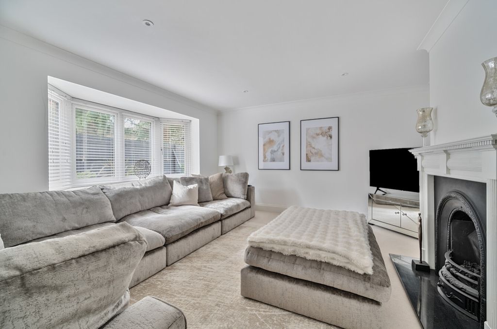 Property photo 2 of 29 1313981-17-68598Db9ce7A7