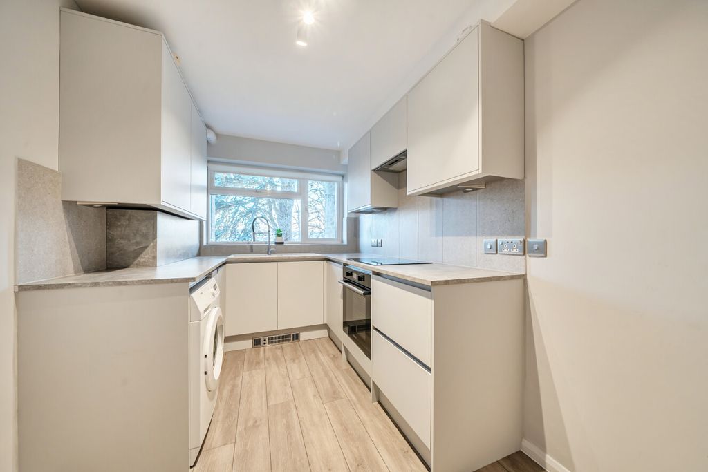 Property photo 1 of 8 1395996-9-695Be0d...