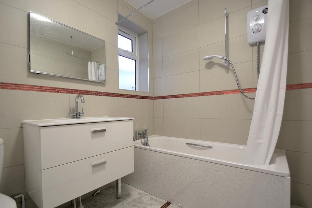 Property photo 2 of 10 Bathroom