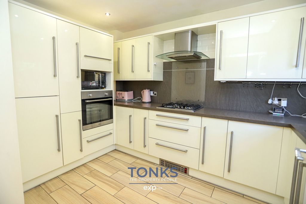 Property photo 3 of 23