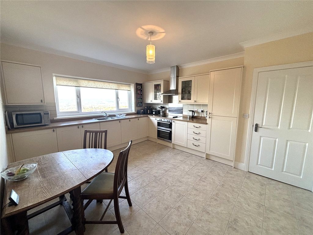 Property photo 2 of 25 Picture No. 13