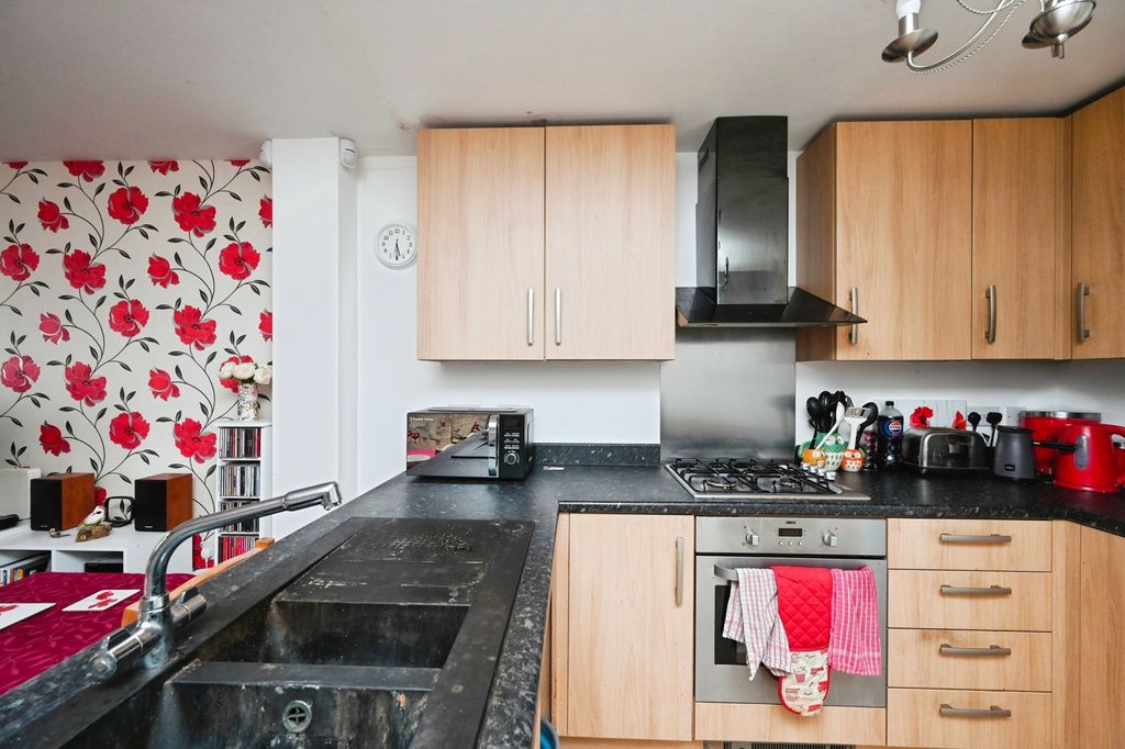 Property photo 3 of 17 Kitchen