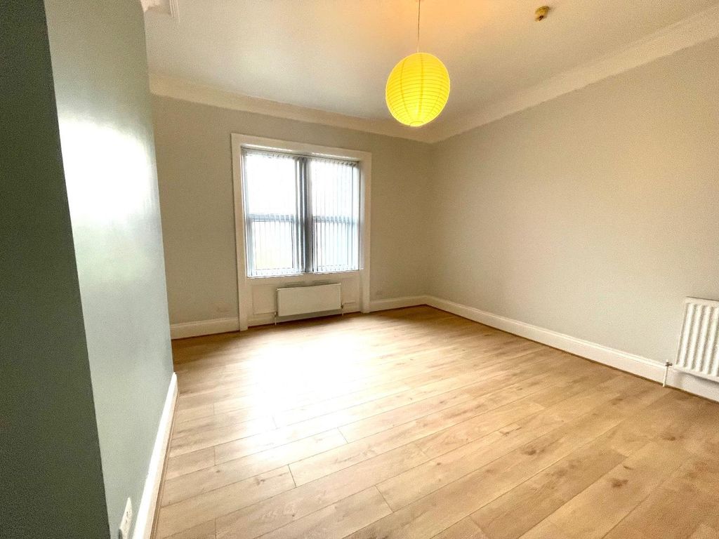 Property photo 2 of 11 Lounge/Bedroom