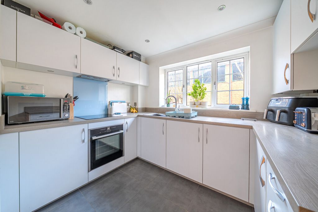 Property photo 3 of 10 1395816-13-695E81...