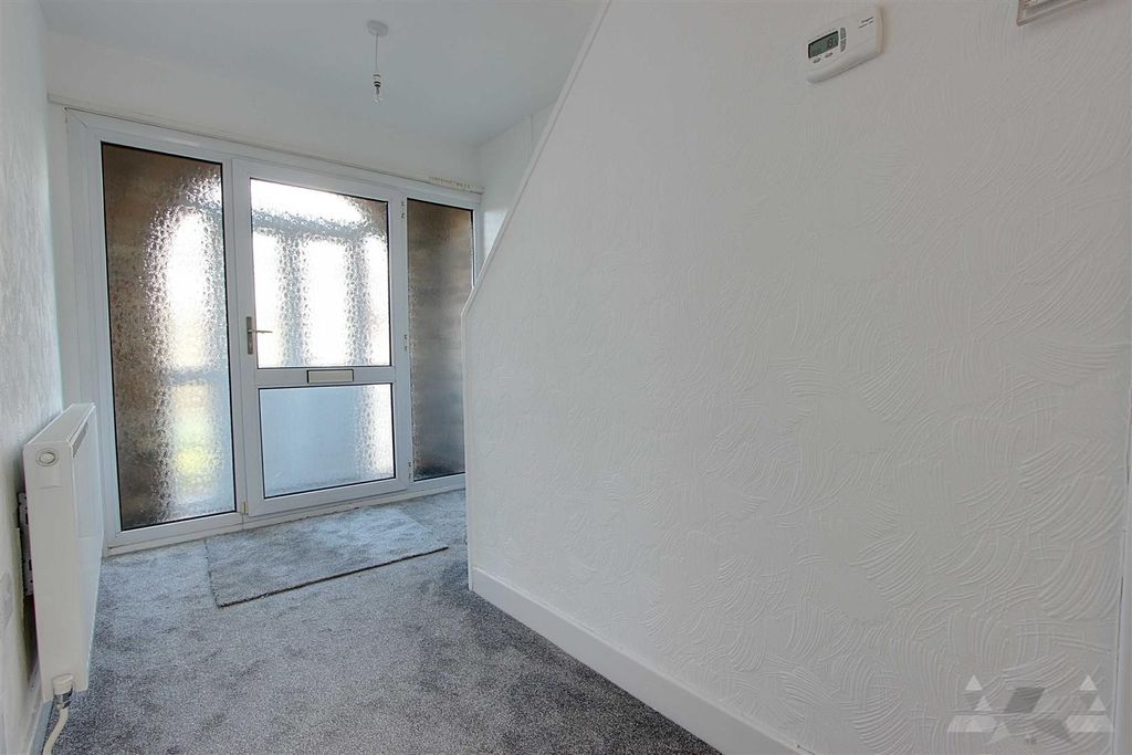 Property photo 2 of 14 Entrance Hall