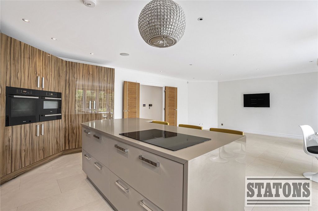 Additional image 4 of 2 bed flat for saleUplands Park Road, Enfield EN2
