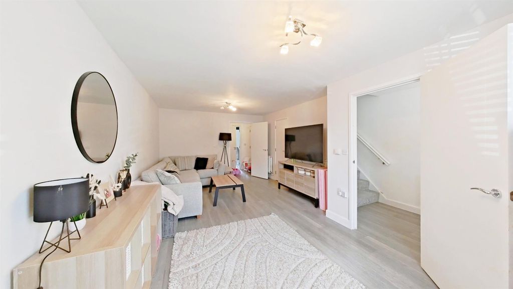 Property photo 3 of 15 Lounge