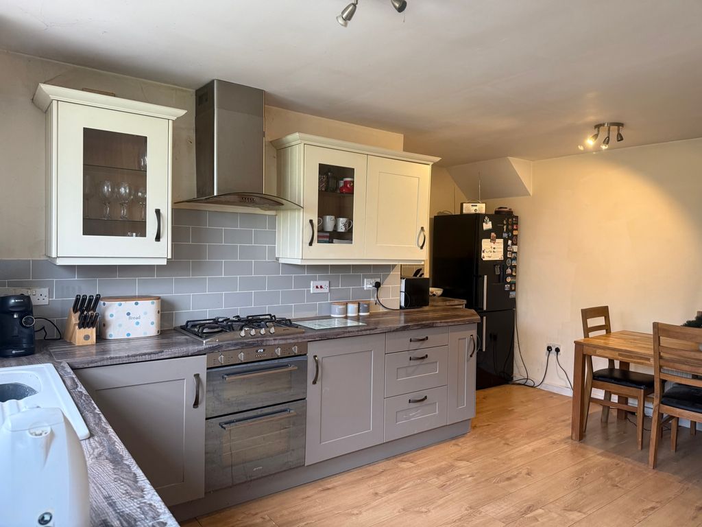 Property photo 3 of 9 Kitchen