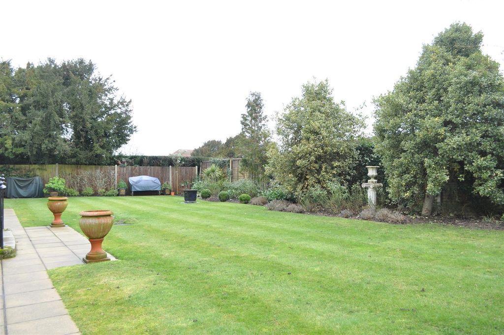 Property photo 2 of 12 Communal Gardens