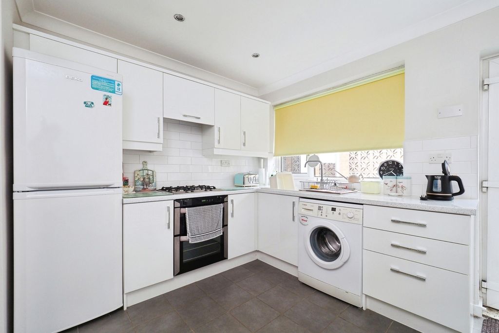 Property photo 3 of 17 Kitchen