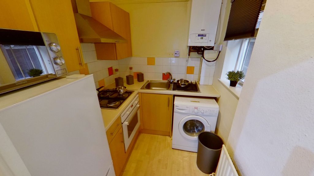 Property photo 2 of 6 Kitchen