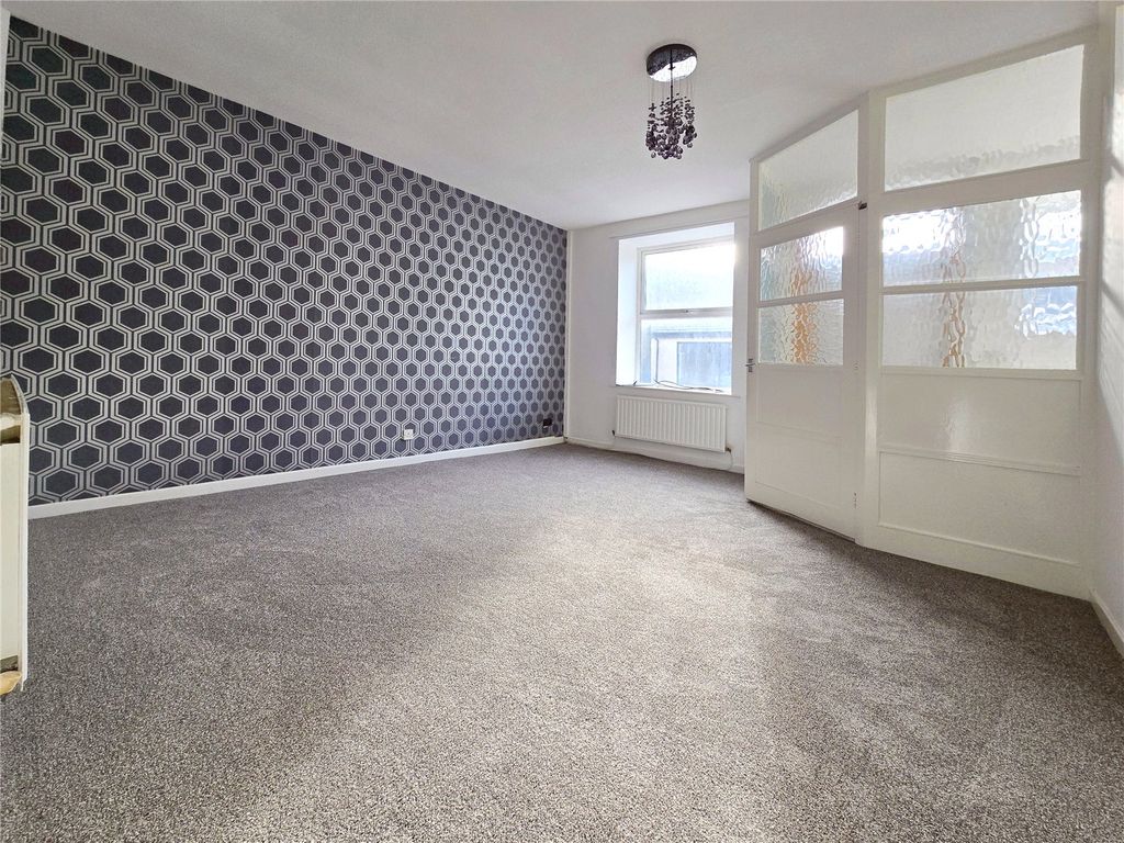 Property photo 3 of 12 Lounge