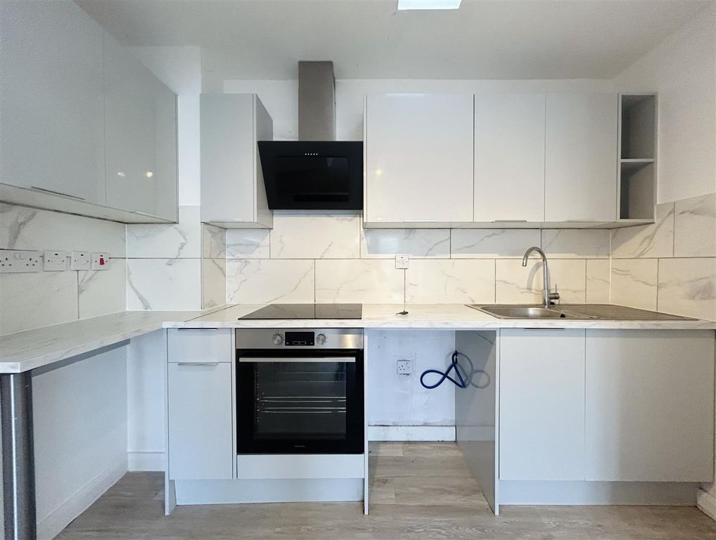 Property photo 2 of 7 Lounge Kitchenette