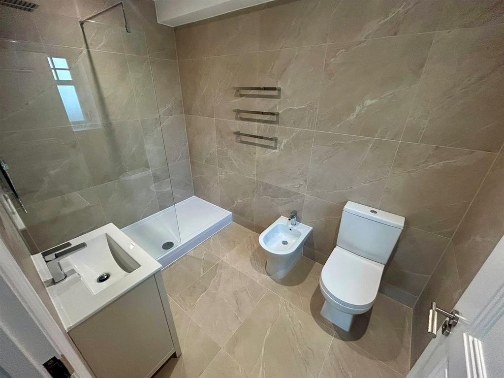 Property photo 3 of 13 Bathroomm 3.Jpg