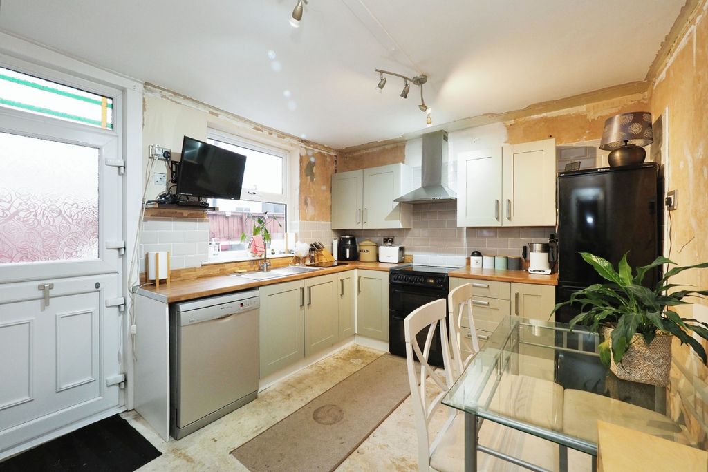 Property photo 3 of 20 Spacious Kitchen