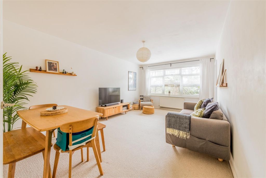 Property photo 2 of 14 Consiton Court-5.Jpg