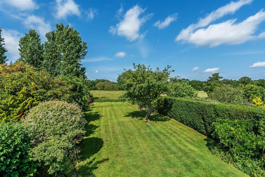 Property photo 1 of 19 ..Little-Bookham-Street-38.Jpg