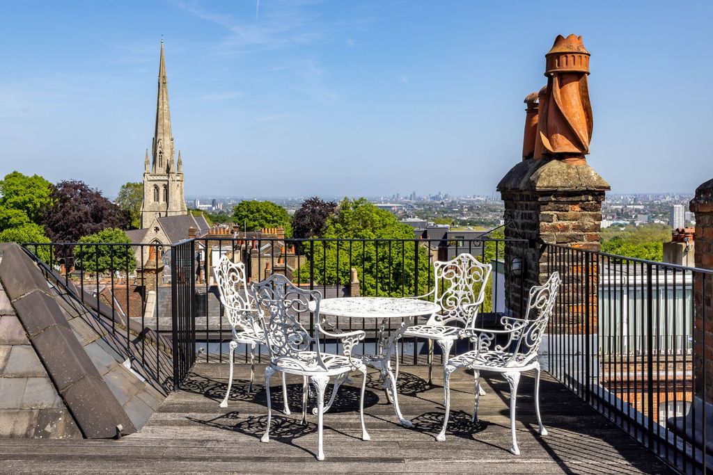 Property photo 2 of 23