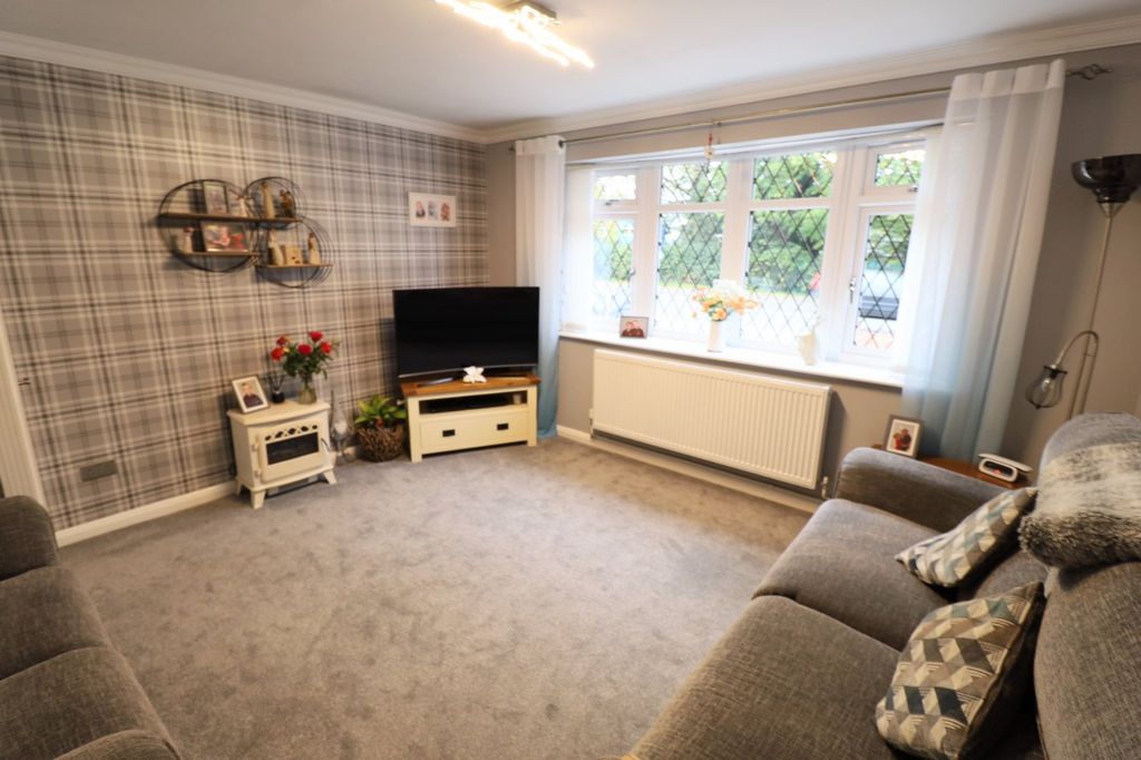 Property photo 3 of 18 Lounge