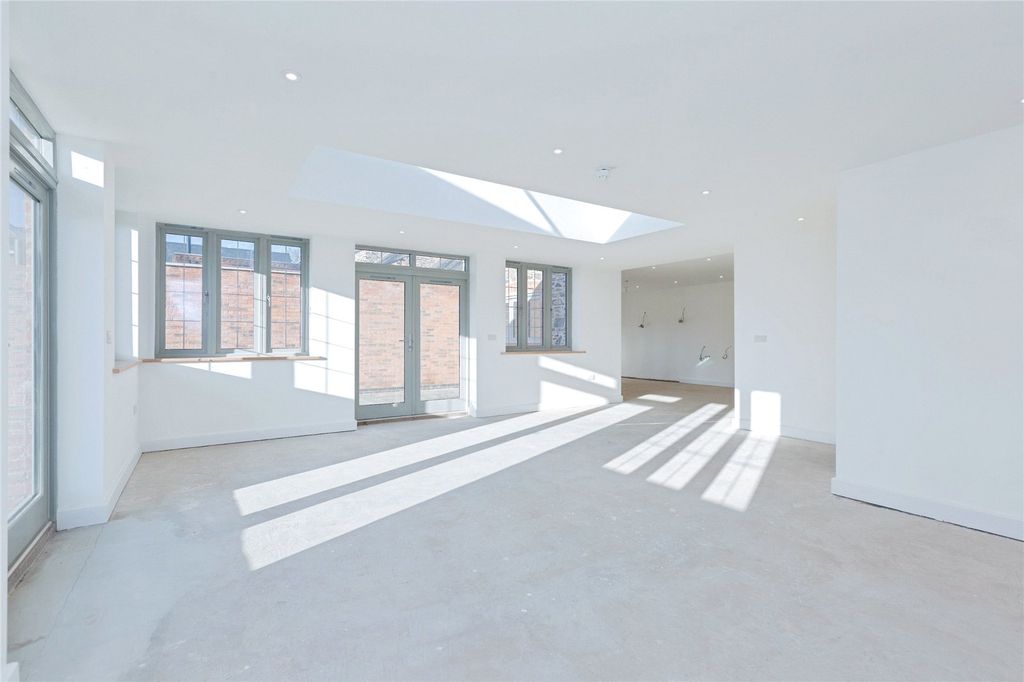 Property photo 2 of 21 Picture No. 12