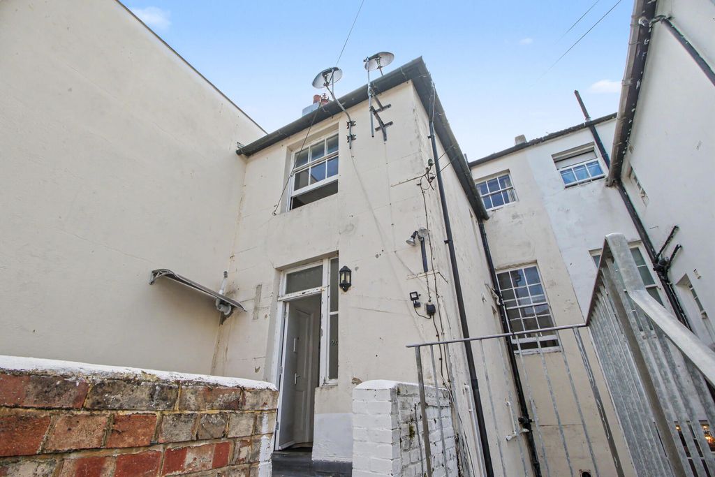 Property photo 2 of 10 Seaside Road - Front
