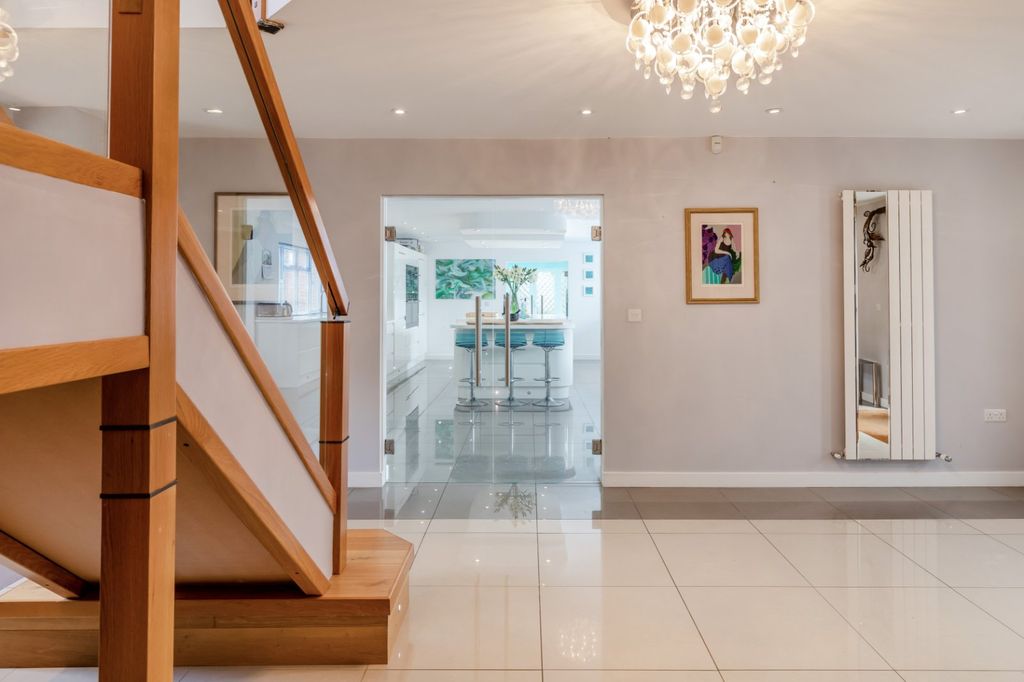 Property photo 3 of 23 Entrance Hall