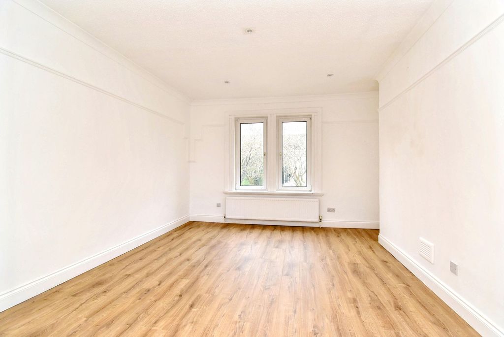 Property photo 2 of 6 Lounge