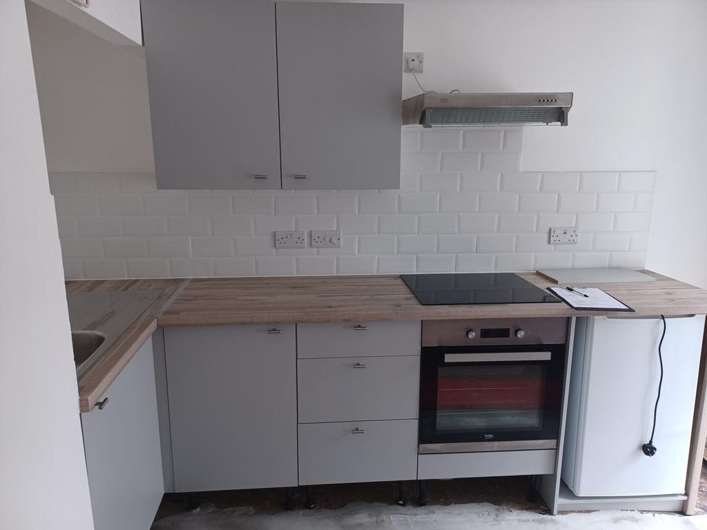 Property photo 3 of 8 Kitchen