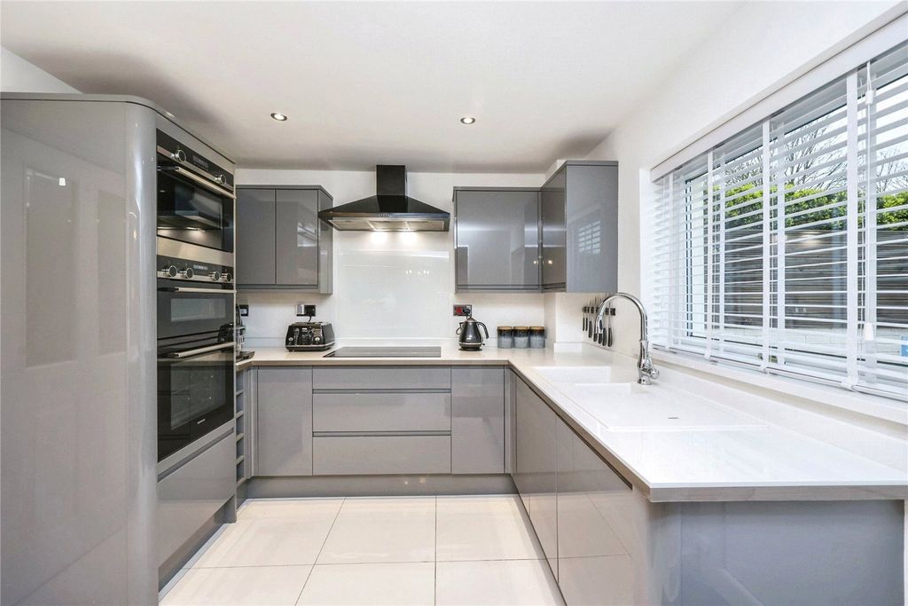 Property photo 2 of 12 Fitted Kitchen