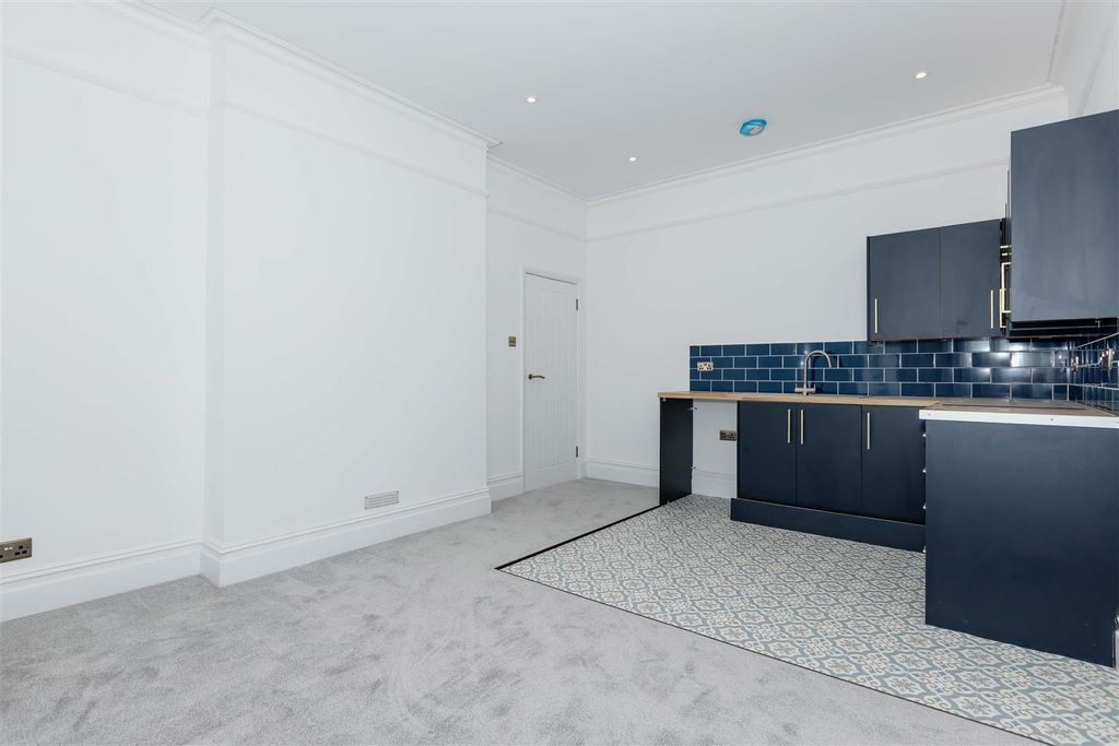 Property photo 2 of 10 Salisbury Rd_3.Jpg