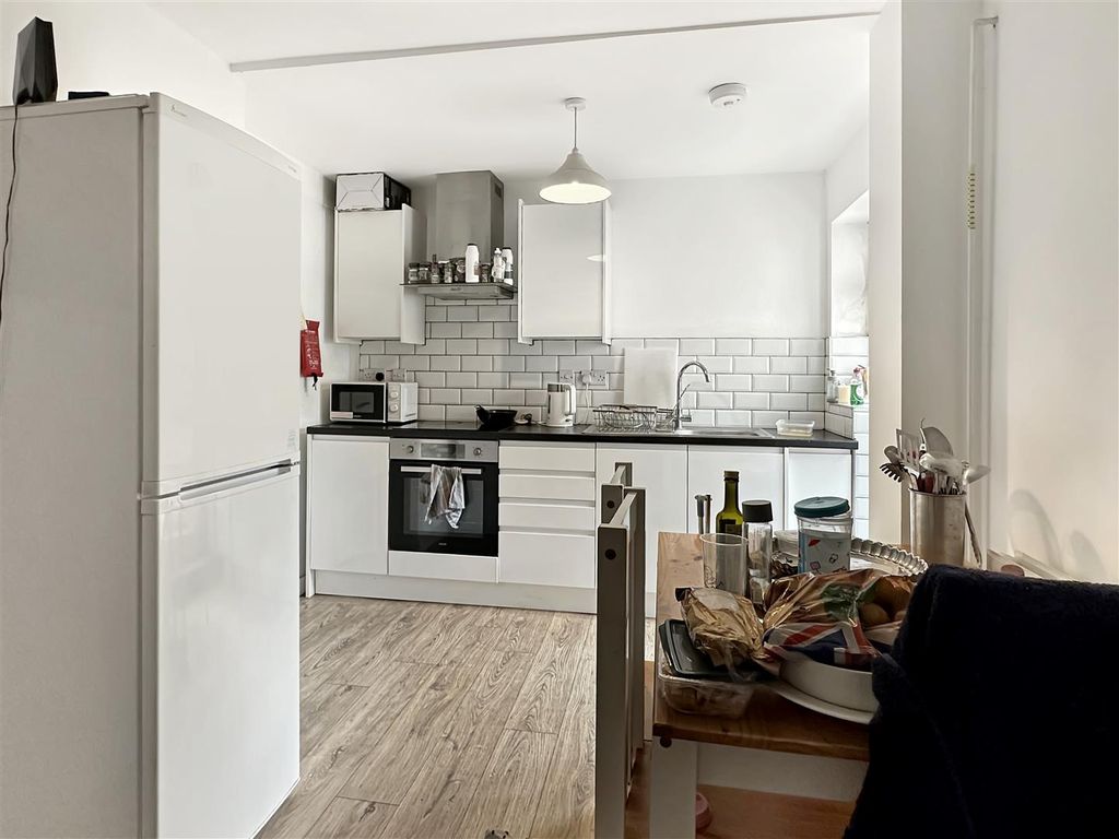 Property photo 3 of 7 Kitchen