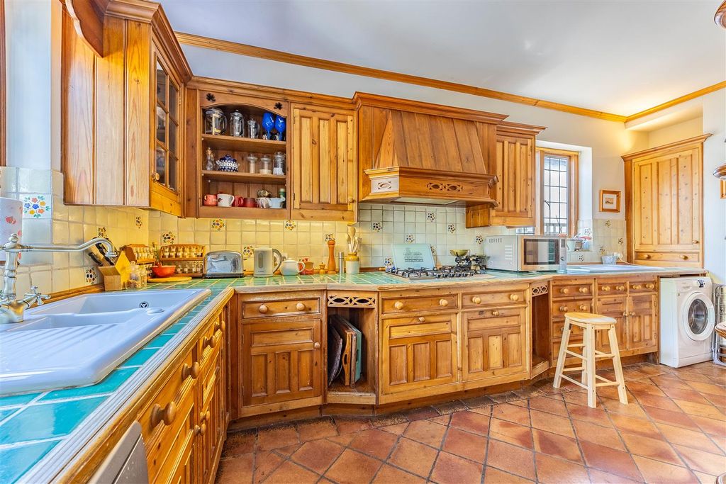 Property photo 3 of 25 Kitchen
