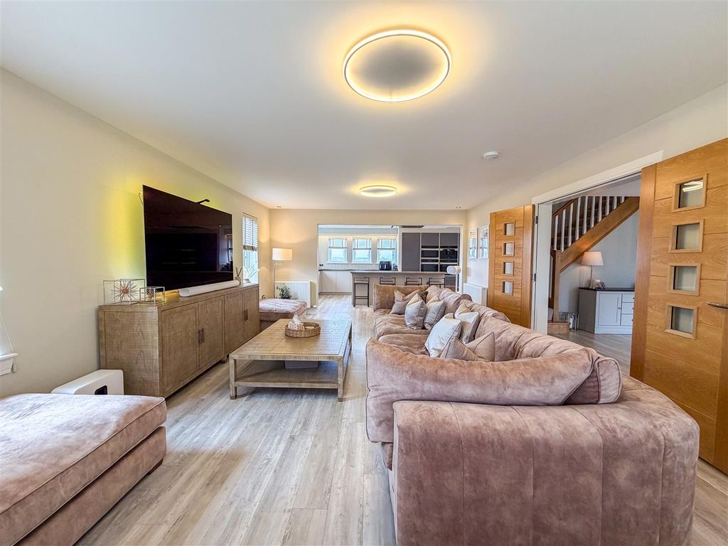 Property photo 2 of 47 Lounge