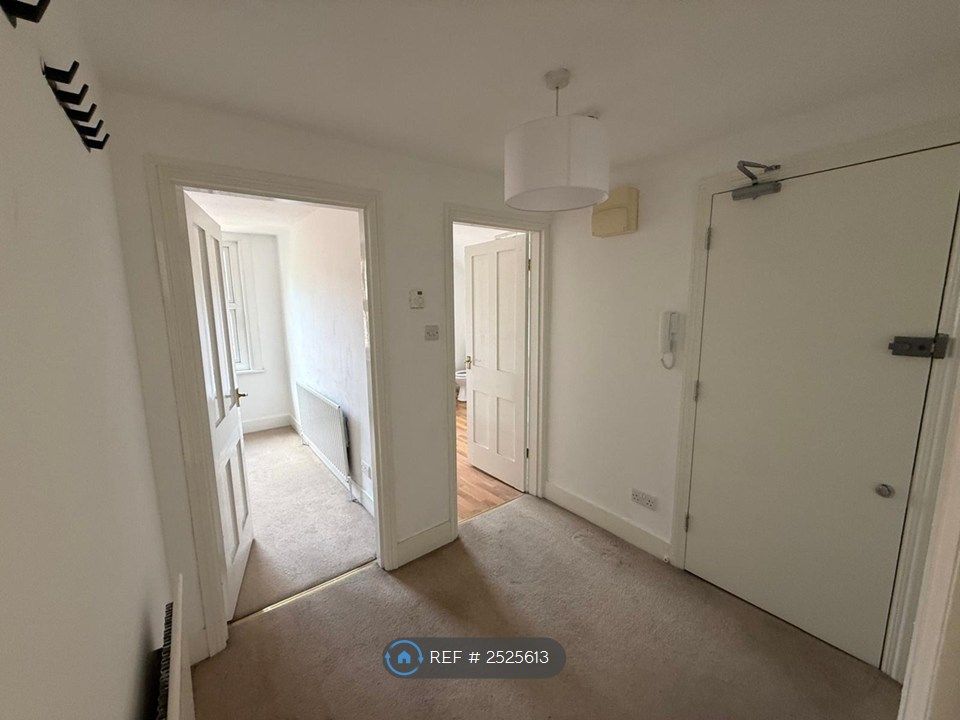 Property photo 2 of 7 Entrance Hall