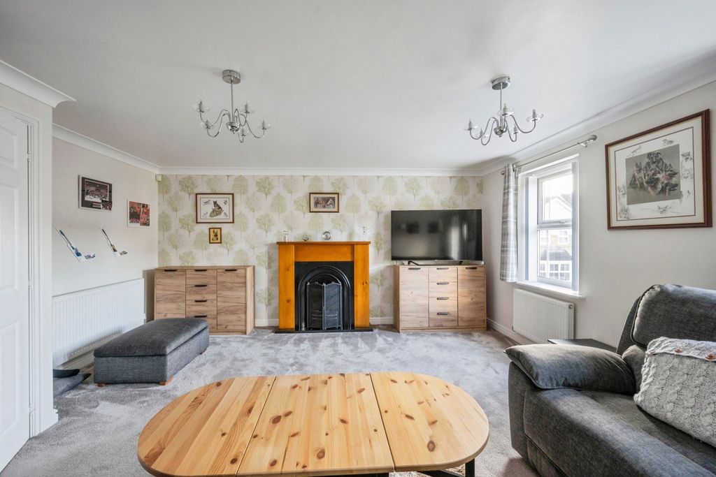 Property photo 2 of 17 Lounge