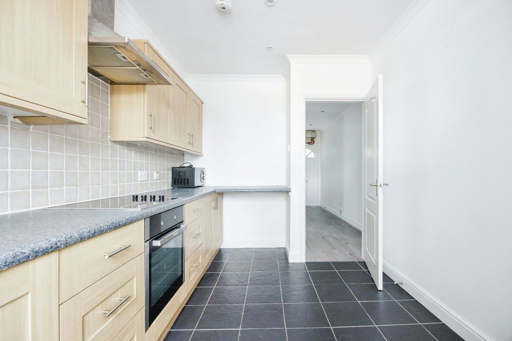 Property photo 3 of 19 Kitchen