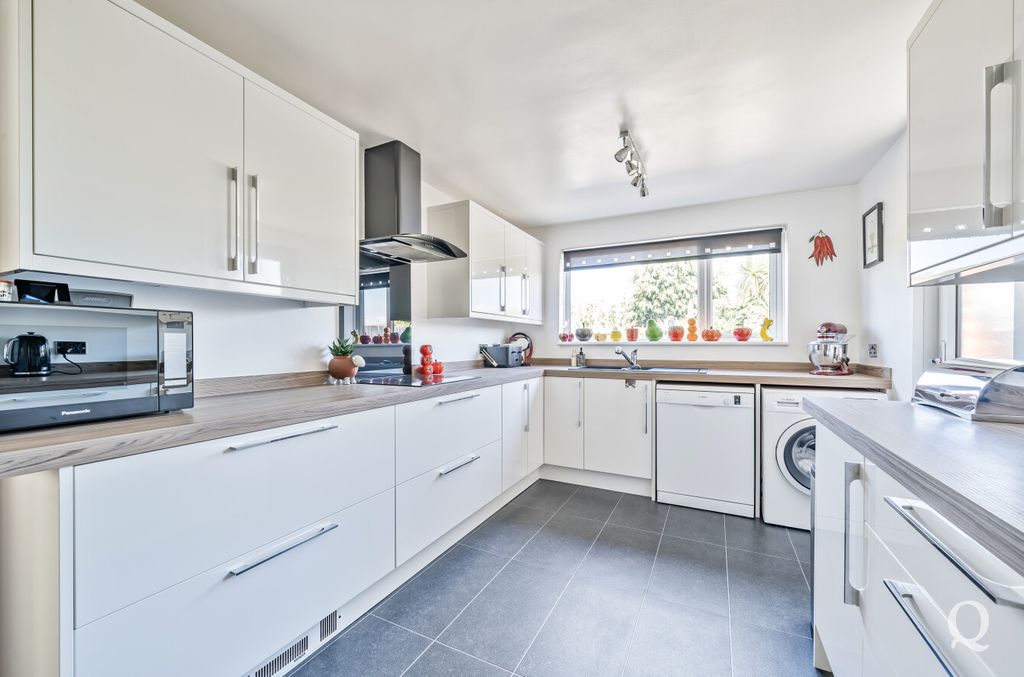 Property photo 2 of 23 29391Cfb-9d3E-4Af...