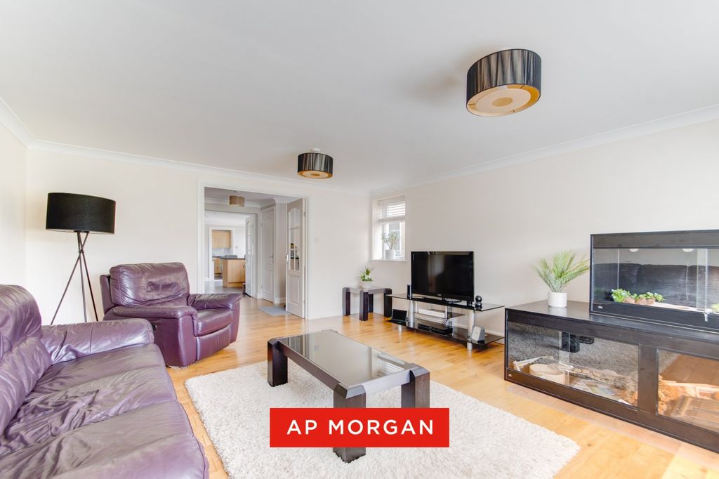 Property photo 2 of 28 Picture No. 12