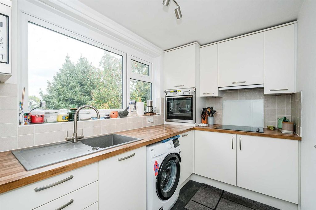 Property photo 1 of 19 102 Gardner Close-10.Jpg