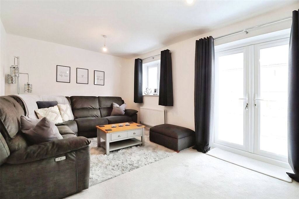 Property photo 3 of 17 Lounge