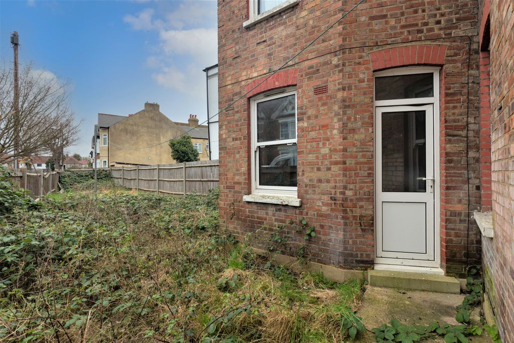 Property photo 3 of 13 25 Robinson Road, Tooting, London Sw17 9DL