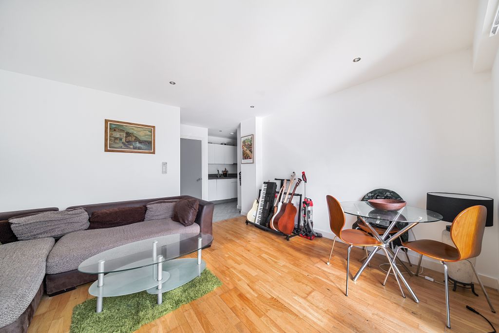 Property photo 3 of 15 Lounge