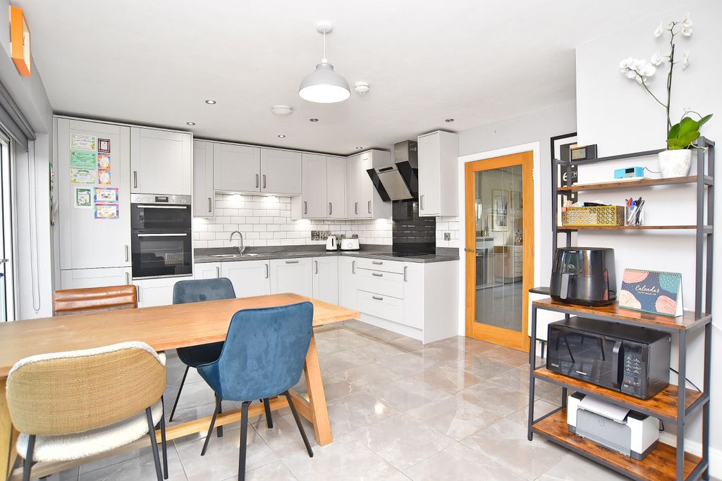 Property photo 3 of 24