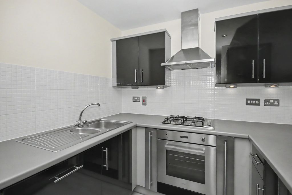 Property photo 3 of 5 170 Hammonds Drive, Peterborough, Cambridgeshire Pe1 5Ax