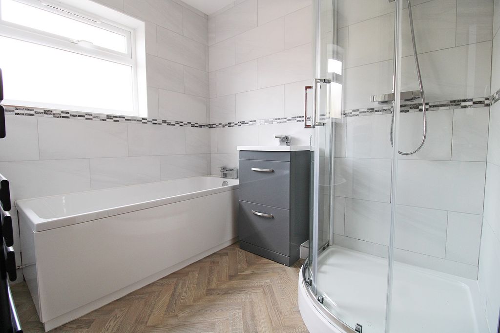 Property photo 3 of 21 Bathroom